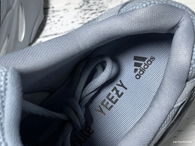 700 Yeezy FV8424 Hospital v2 Blue Boost Adidas 0722